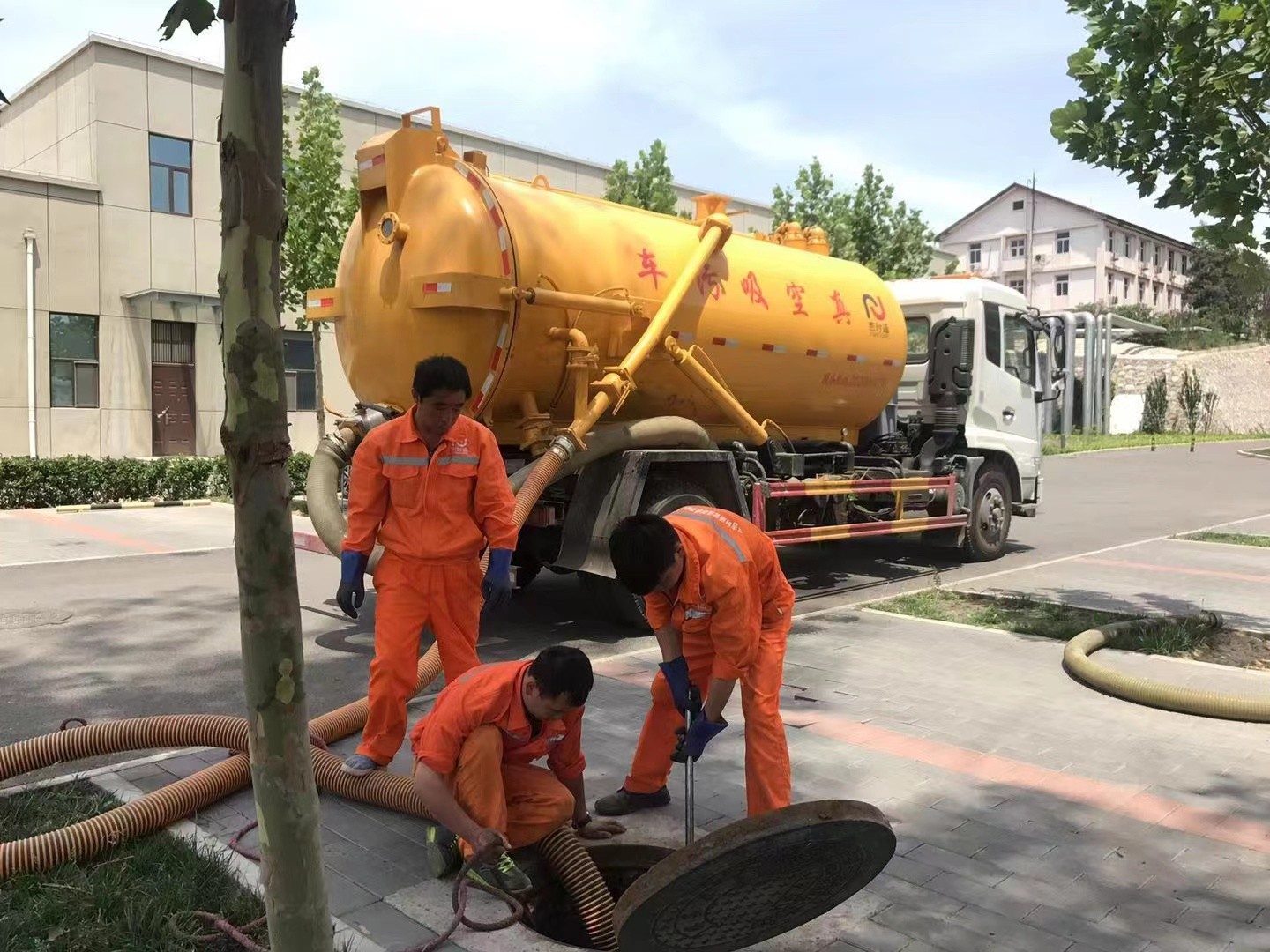 码头管道疏通车停在窨井附近