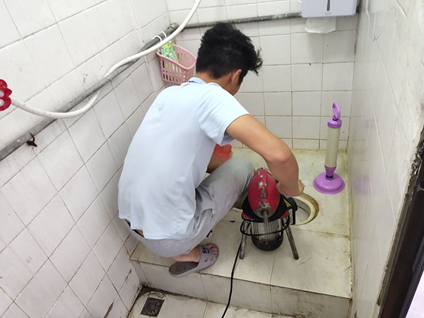 码头管道堵塞冒臭气 专业师傅现场解决问题