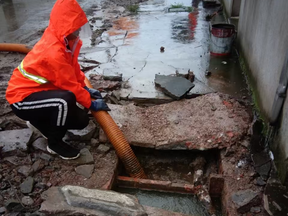 码头专业清理污水池 炜誉市政以规范流程守护城市 “肠道”