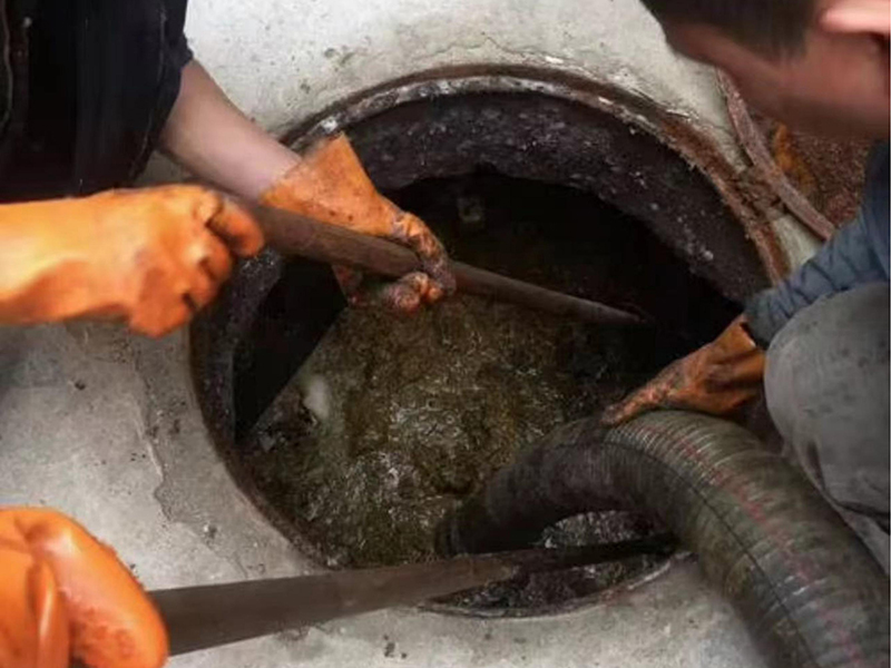 码头清理化粪池时如何避免沼气的危害?